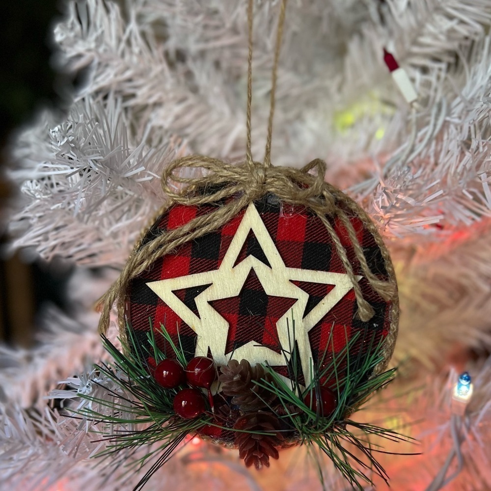 Christmas Star Pinecone Berry
Ornament
